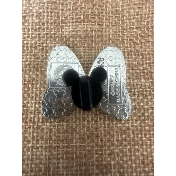 Disney Minnie Mouse Bow Enamel Pin Red Glitter Polka Dot 2017 Disney Trading - Picture 8 of 8